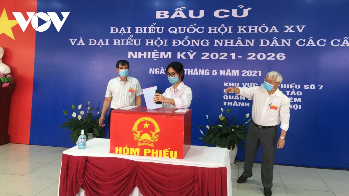 Cử tri trẻ tuổi vững tin với lá phiếu bầu cử lần đầu tiên